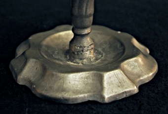 Ljusstake med svängd fot.

Ljusstaken är stämplad av Petterssons änka, Maria S. som drev verkstaden efter hans död.