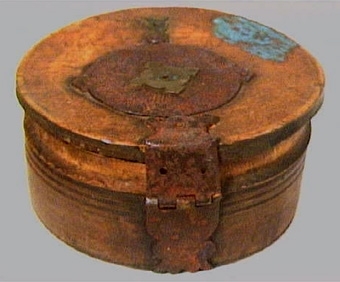 Stor, rund ask med plant lock, fäst med rikt utsirat gångjärn av järn. På lockets ovansida låstillbehör i form av urtavla av järn med mittdel av mässing. På lockets undersida låstillbehör av järn. Asken har fyra ristade dekorlinjer. Blå färgfläck på lockets ovansida. 
Pris: 5 kr.


Neg.nr: 1985-03
Sakord: ASK med lock
Tillverkningstid: 1750-1880
Material: björk järn mässing
Teknik: svarvat smitt spikat ristat
Mått: H=73  DIAM=150
Vikt: