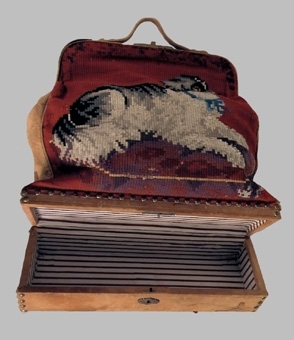 Enl liggare:
"Resväska, med korsstygnsbroderi, i botten trälåda överklädd med läder och lås. Längd 43 cm