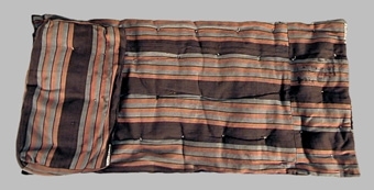 Barnvagn av korg, dvs flätad pil. Smalt profilsvarvat handtag. Insidan klädd med blåvitt, blommigt bomullstyg. Gulmålat stålunderrede med svarta ränder. 4 mycket stora hjul med ekrar, de bakre allra störst, i samma färger.
Använd vid barnens dagsfirande i Skara av släpvagnen Erik Sjöstrand, enligt äldre katalog.


Neg.nr: 82/439/10
Sakord: BARNVAGN
Tillverkningstid: 1900-1920
Material: PIL STÅL BOMULL
Teknik: FLÄTAT GJUTET SMITT
Mått: L=1070 B=490 H=900
Vikt: