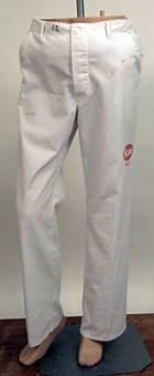 Slaktbyxa sydd av vitt kypertvävt tyg av konstmaterial. Scans logotype är tryckt i rött upptill på vänster framstycke. Byxan har använts vid Scan, Skara.


Neg.nr: 
Sakord: BYXA
Tillverkningstid: 1980 - 1985
Material: konstfiber
Teknik: vävt sytt
Mått: L=1080
Vikt: