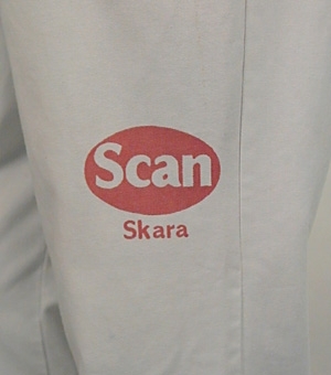 Slaktbyxa sydd av vitt kypertvävt tyg av konstmaterial. Scans logotype är tryckt i rött upptill på vänster framstycke. Byxan har använts vid Scan, Skara.


Neg.nr: 
Sakord: BYXA
Tillverkningstid: 1980 - 1985
Material: konstfiber
Teknik: vävt sytt
Mått: L=1080
Vikt: