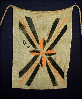 Jaktlapp av grovt, grått linne. Påsydda med jämna mellanrum på grovt rep av hampa. Alla lappar målade i svart och rött. 
Märkt med årtalet 1777
Repets längd  ca 95 m.
Lapparnas storlek ca 58 x 75  cm. 
Antal lappar: 61 + 4 st lösa.

Motiv: