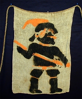 Jaktlapp av grovt, grått linne. Påsydda med jämna mellanrum på grovt rep av hampa. Alla lappar målade i svart och rött. 
Märkt med årtalet 1777
Repets längd  ca 95 m.
Lapparnas storlek ca 58 x 75  cm. 
Antal lappar: 61 + 4 st lösa.

Motiv: