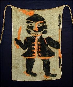 Jaktlapp av grovt, grått linne. Påsydda med jämna mellanrum på grovt rep av hampa. Alla lappar målade i svart och rött. 
Märkt med årtalet 1777
Repets längd  ca 95 m.
Lapparnas storlek ca 58 x 75  cm. 
Antal lappar: 61 + 4 st lösa.

Motiv: