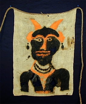 Jaktlapp av grovt, grått linne. Påsydda med jämna mellanrum på grovt rep av hampa. Alla lappar målade i svart och rött. 
Märkt med årtalet 1777
Repets längd  ca 95 m.
Lapparnas storlek ca 58 x 75  cm. 
Antal lappar: 61 + 4 st lösa.

Motiv: