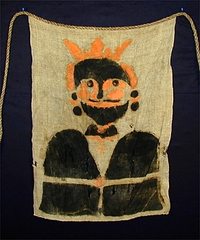 Jaktlapp av grovt, grått linne. Påsydda med jämna mellanrum på grovt rep av hampa. Alla lappar målade i svart och rött. 
Märkt med årtalet 1777
Repets längd  ca 95 m.
Lapparnas storlek ca 58 x 75  cm. 
Antal lappar: 61 + 4 st lösa.

Motiv: