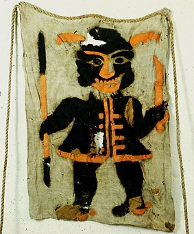 Jaktlapp av grovt, grått linne. Påsydda med jämna mellanrum på grovt rep av hampa. Alla lappar målade i svart och rött. 
Märkt med årtalet 1778, 1814.
Repets längd  ca 68 m.
Lapparnas storlek ca 58 x 75  cm. 
Antal lappar: 36  (ursprungligen 40).

Motiv: