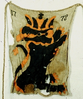 Jaktlapp av grovt, grått linne. Påsydda med jämna mellanrum på grovt rep av hampa. Alla lappar målade i svart och rött. 
Märkt med årtalet 1778, 1814.
Repets längd  ca 68 m.
Lapparnas storlek ca 58 x 75  cm. 
Antal lappar: 36  (ursprungligen 40).

Motiv: