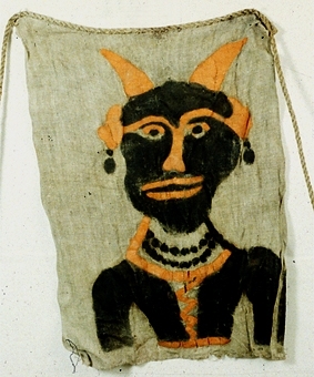 Jaktlapp av grovt, grått linne. Påsydda med jämna mellanrum på grovt rep av hampa. Alla lappar målade i svart och rött. 
Märkt med årtalet 1778, 1814.
Repets längd  ca 68 m.
Lapparnas storlek ca 58 x 75  cm. 
Antal lappar: 36  (ursprungligen 40).

Motiv: