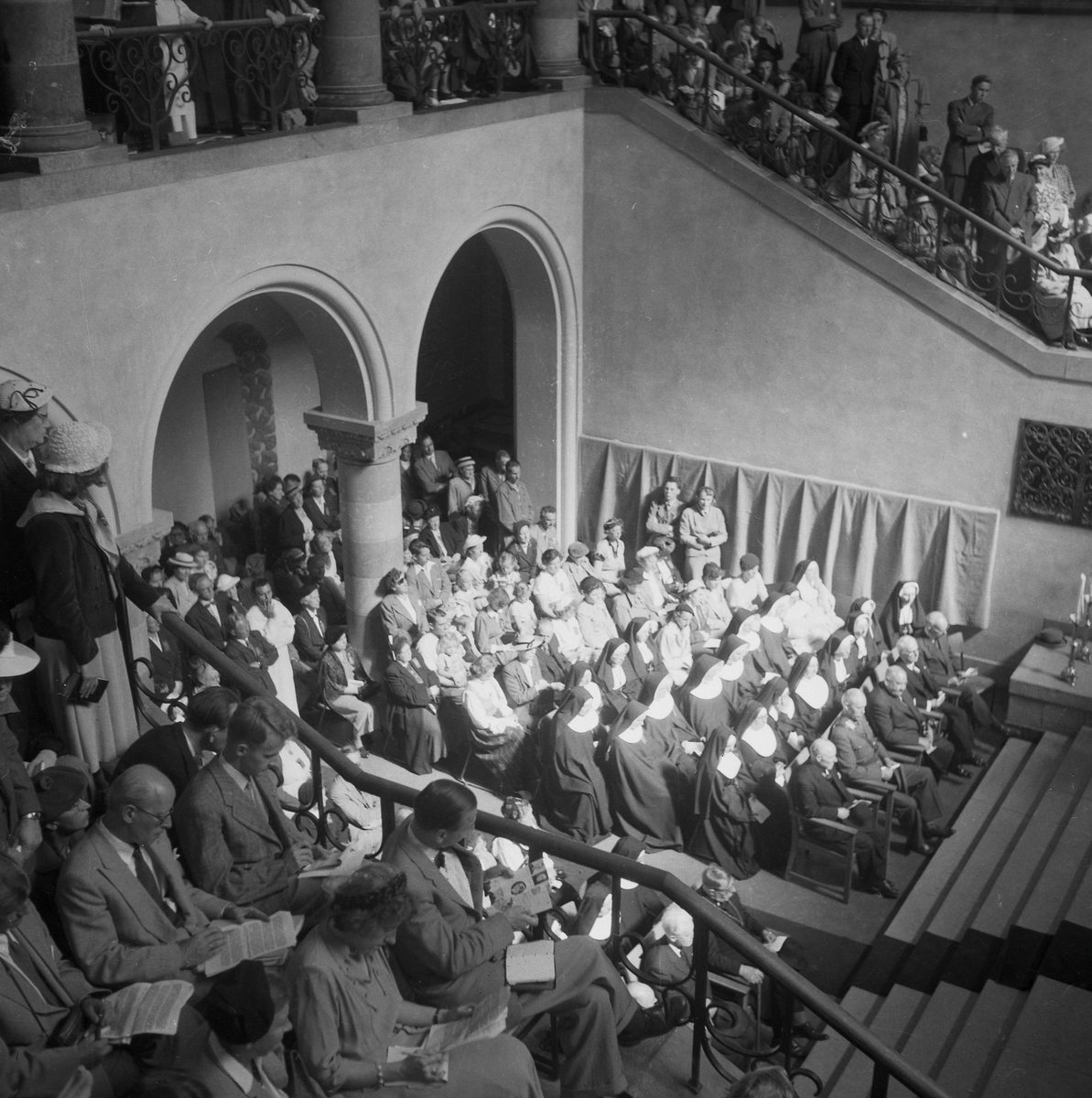 Kirkejubileet 1953. Katolsk gudstjeneste i Norges Tekniske Høyskoles aula