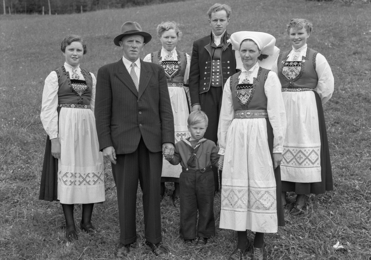 Foreldre og fem born, kvinnene og eine sonen i hardangerbunad