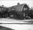 Karlsborg, ateljé Byqvist Kungsgatan 14, kvarteret Boken. Huset byggdes år 1913 av änkeöverstinnan Lotte Bruno. År 1928 inköptes det av Ester Byqvist som flyttade sin fotoateljé från Rödesund till Kungsgatan. Sonen Sten Berndtsson övertog ateljén och drev den fram till 1990. Byggnaden revs 1991. Förstoringar 16 x 23 och 30 x 40 cm. Neg finns.