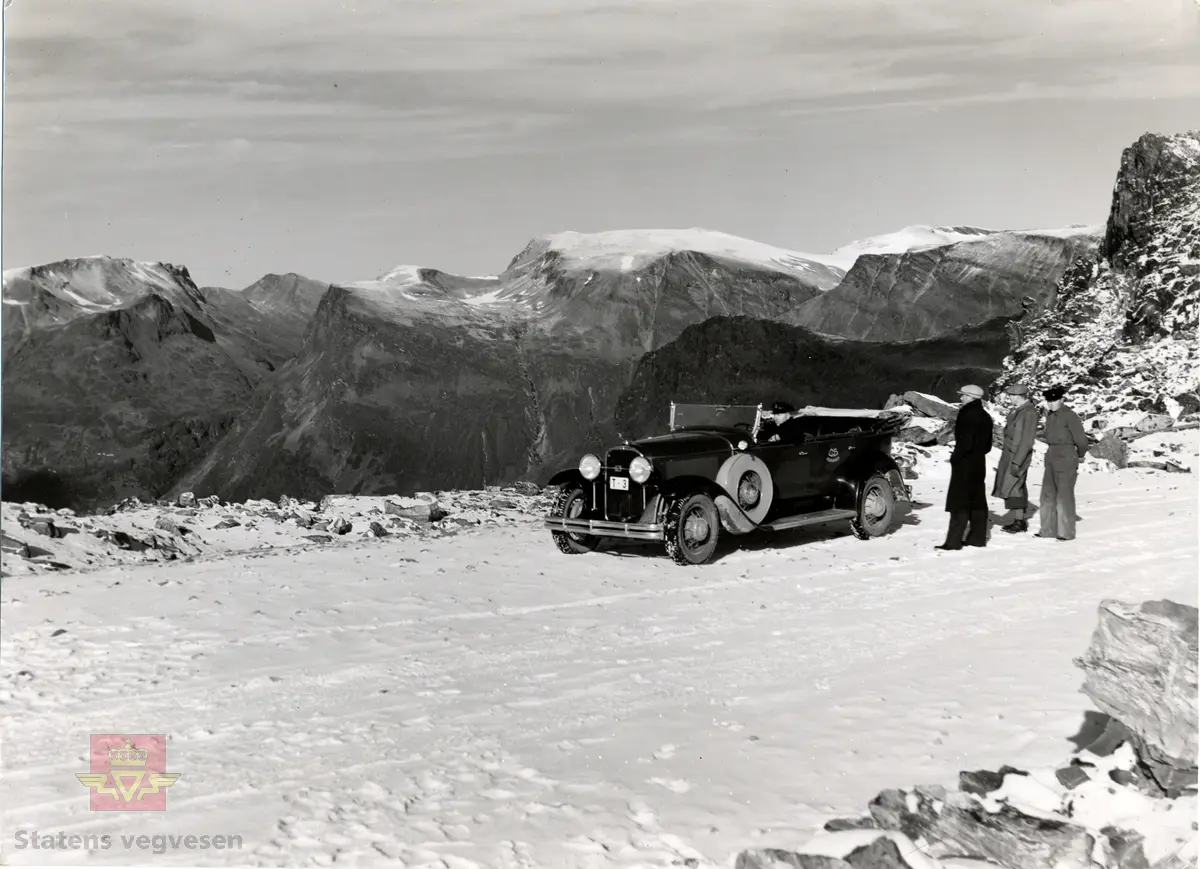 "Ved toppen av Dalsnibba, Geiranger. Andreas Baalsrud var på Nibba 24.09.1942", i følge merking på bildet. Buick med kjennetegn T-3 fra Geiranger Skysslag.
Artikkel i "Meddelelser fra Veidirektøren", Nr. 11-1942. "Geiranger Skysslag bygger bilveg opp til toppen av Dalsnibba", av overingeniør H.W.Paus. Vedlegg.