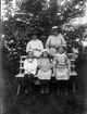 Chinells på Långaläst. Stående Emma Chinell, Hilma Krus. Sittamde Hans Chinell, feriebarnen Sara och Ingegerd.
