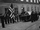 Kistan med stoftet efter professor Fredrik Paasche har placerats i begravningsbilen av norska studenter, Akademigatan utanför Uppsala domkyrka