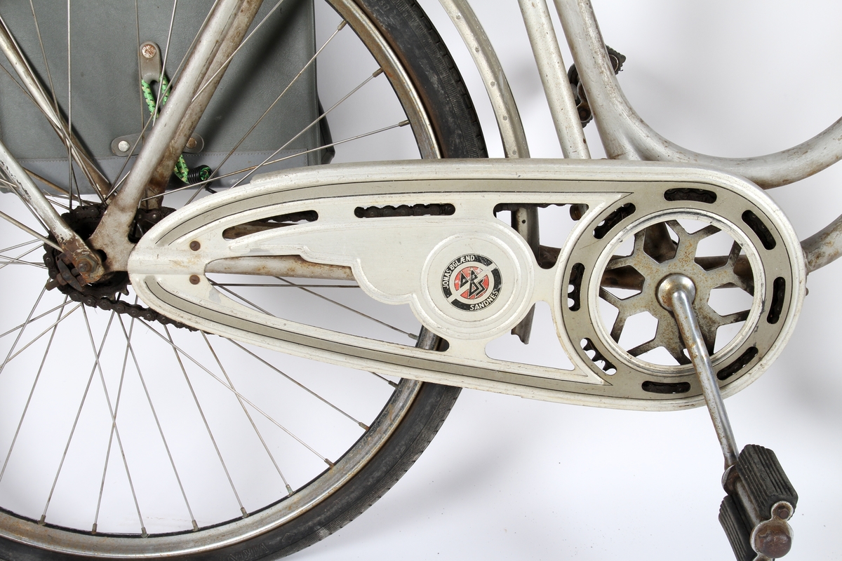 Grålakkert damesykkel med sykkelpumpe.