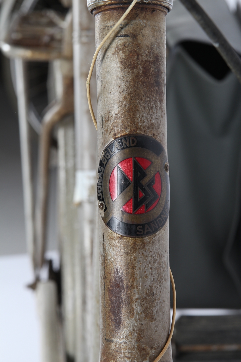 Grålakkert damesykkel med sykkelpumpe.