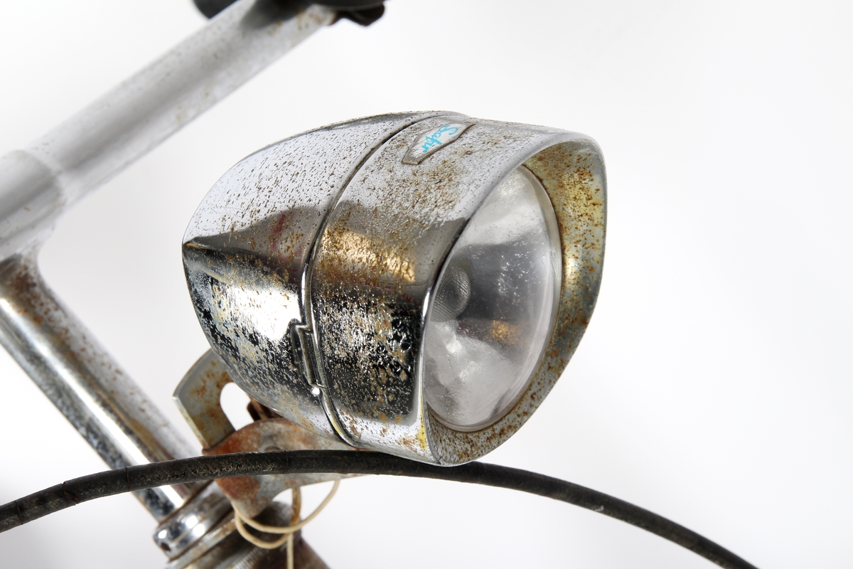 Grålakkert damesykkel med sykkelpumpe.