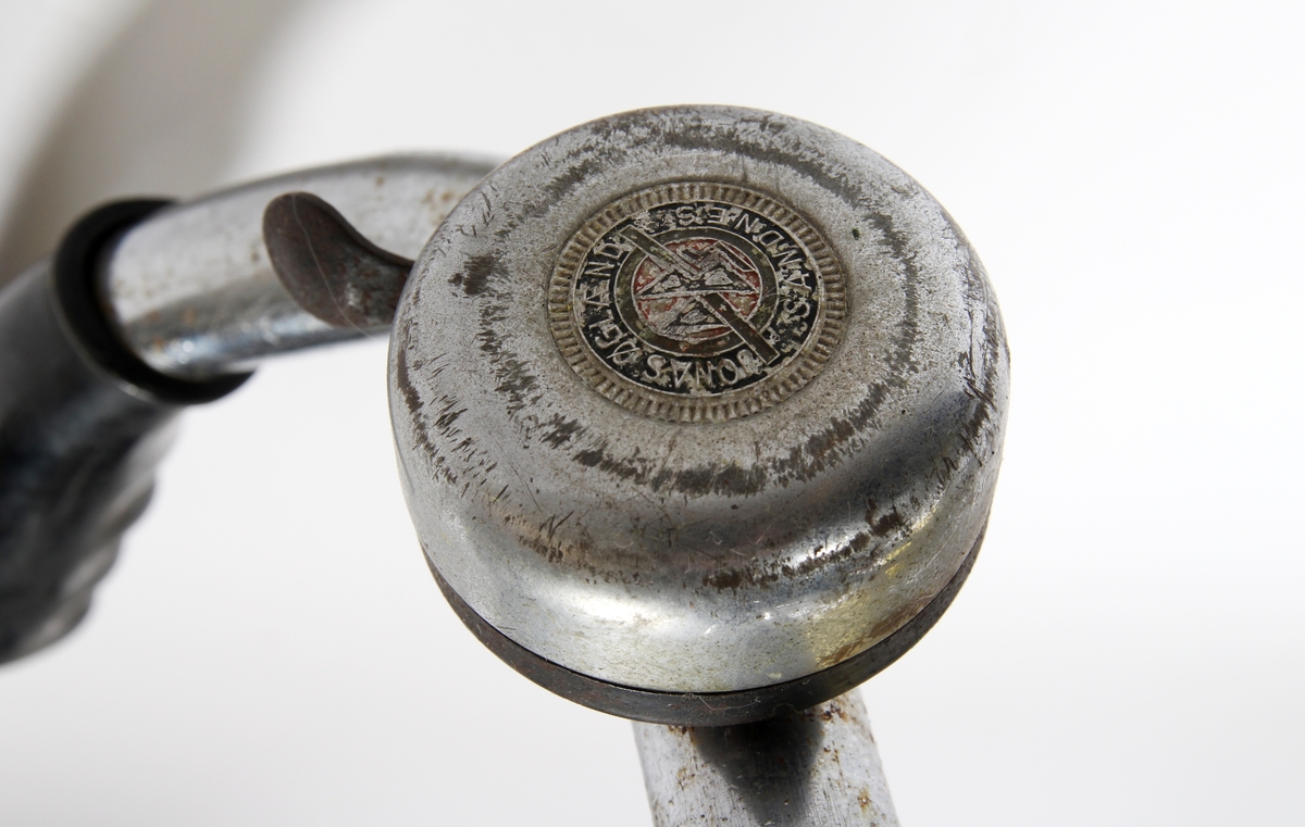 Grålakkert damesykkel med sykkelpumpe.