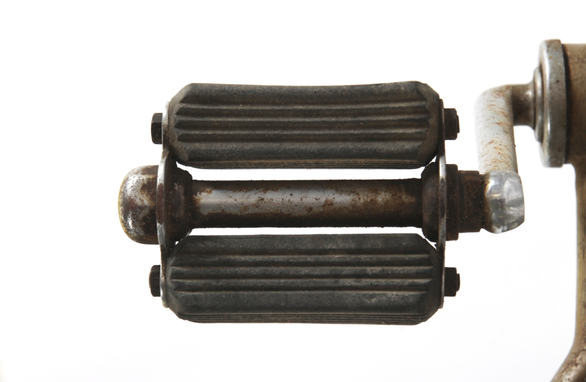 Grålakkert damesykkel med sykkelpumpe.