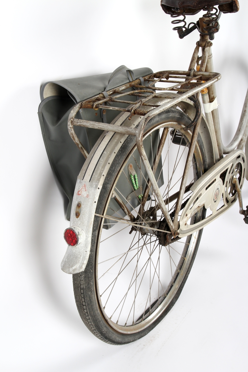 Grålakkert damesykkel med sykkelpumpe.