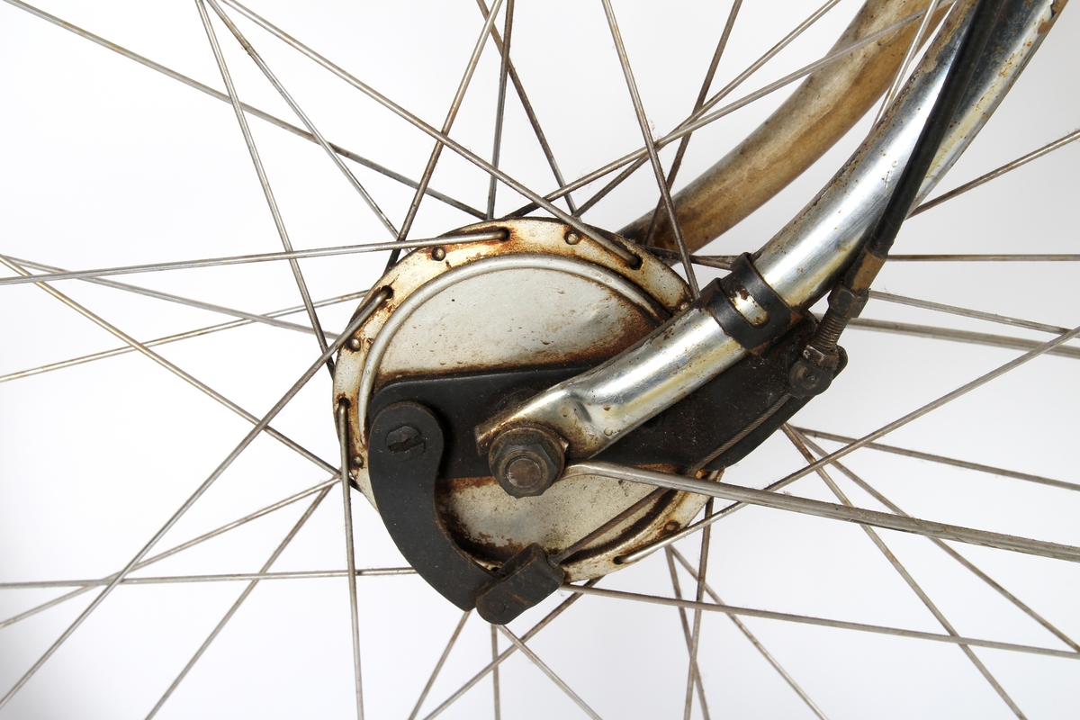 Grålakkert damesykkel med sykkelpumpe.