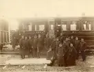 Grupporträtt av officerare vid Svea artilleriregemente A 1 utanför en järnvägsvagn vid Lakaträsk station 1888.