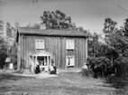 Exteriör. 
Tre damer framför tvåvåningshus. 
Fotograf: Ellen Kock? Axel Lundbäck m.fl.
Gullspångssamlingen.
Bilder från Gullspång med omnejd.