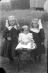 Exteriör.
Systrarna Gustavsson, Torsvid.
Astrid, *1909, död 1984, gift Johansson. Agnes, gift Karlsson. Anna. 
Fotograf: Ellen Kock? Axel Lundbäck m.fl. 
Gullspångssamlingen.
Bilder från Gullspång med omnejd.