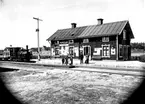 Täby station 1900.
Stins: K. A. Fallén.

Dagmar Eriksén drev fotofirma i Skövde (Södra Långgatan 12), Söderköping, Norrköping (Drottninggatan 36), Katrineholm och Stockholm (Drottninggatan 55). Dotter till fotograferna Annie och P. A. Eriksén. Deras övriga barn Harald, Hilda, Söborg och Anton var också fotografer.