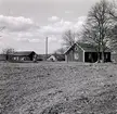 Gökstorp med gamla arbetarbostaden, senare potatislager. Den stora jordkällaren för potatis.
Hönshus och garage.