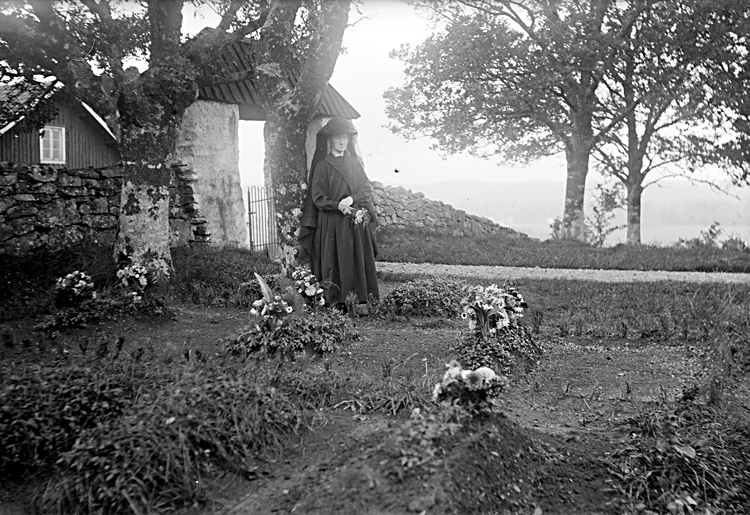Timmersdala kyrkogård.
I bakgrunden syns Småskolan (nu riven).
Ingång från söder, den medeltida portalen.