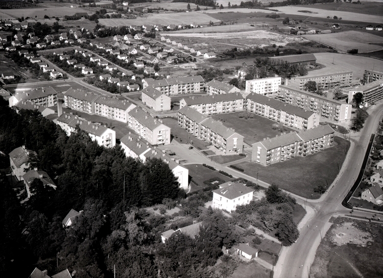 Bostadsområdet kallas Lakestan.
Östergatan i bildens nedra kant.