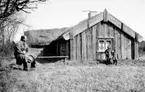 Ingenjör Mats Friberg vid Laffastugan i Bolum omkring 1930.