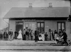 Broddetorps station före 1900.
Från vänster: Nordgren och stationskarl, Berta Edström, Johanna Andersson, Ture Andersson, August Andersson, A. G. Svensson, Gustaf Revelj, Fru Revelj, Ebba Arvidsson, Fru Edström, Sigrid Edström, Anna Revelj?, Sigfrid Edström, L. J. Johansson.