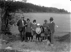 Från vänster:
Knut Berg,
Dagny Elfman,
Marie-Louise Berg,
Nils Olof Elfman,
Mechtild Berg,
Maria Berg,
Hjalmar Elfman.

Fotograf är Maria Berg född Flach.

Kapten Sigge Flachs samling, Prinshaga, Axvall.