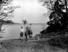 Fr.v: 
Marie-Louise Berg, 
Nina Lindencrona, 
Nils Olof Elfman och 
Mechtild Berg.

Fotograf är Maria Berg född Flach.

Kapten Sigge Flachs samling, Prinshaga, Axvall.