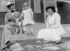 Sigrid Flach, hunden Margo, Marie-Louise Berg och fröken Hummer.

Fotografen Maria Berg, född Flach.

Kapten Sigge Flachs samling, Prinshaga, Axvall.