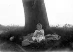 Marie-Louise Berg på sin första födelsedag den 10 juni 1915.

Marie-Louise Berg, gift Grauers, f. 1914.

Fotograf är Maria Berg, född Flach.

Kapten Sigge Flachs samling, Prinshaga, Axvall.