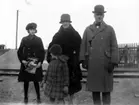 Från vänster:
Marie-Louise Berg, 
Sigrid Flach, 
Knut Berg, 
Mechtild Berg står framför.

Fotograf är Maria Berg född Flach.

Kapten Sigge Flachs samling, Prinshaga, Axvall.