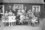 Familjen Ask, Odenslunda.
1. Einar Ask
2. Greta Ask
3. Gunnar Ask
4. Sonja Ask
5. Alfred Ask, lantbrevbärare
6. Hildur Ask
7. Hilda Svensson
8. Oskar Svensson