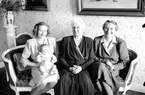 4 generationer Lundberg.
1. Ann-Marie Lundberg
2. Karins mamma
3. Karin Lundberg