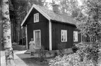 Karin Carlsson, född Kirkhoff 1930-talet.
Vid hennes stuga i Östergården.