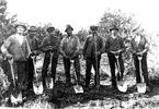 Vägbygge mot Hallerud 1909-10.
Vägbyggaren Karl Åberg hyrde ett rum på St. Pjungserud, där en syster, Anna, hushållade för honom. Värmlänningar.

1. Anders Granat, Sjöbron
2. Johan Karlsson (bror till Verner K., Hallerud)