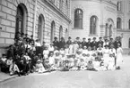 Skolresa till Stockholm. Vasa skola 1917-18.
På trappan längst bak: 
Herman Fredström och brodern Oscar.
Vendela Norlander i studentmössa.
Närmast t.v. om henne: paret Hendén, 
T.h: Sofia Gustavsson.
Långt t.h. i mörk hatt: Hanna Säll.