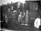 Älgarås Järnvägsstation:
Bertil Svensson, Högshult.
Utvandrade till USA. Tandtekniker i Chicago.
På fotot startar återresan dit efter ett besök i hembygden 1930.

Reprofotograf: Gunnar Berggren.