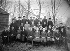 Nils Karlsson (f. 1906) längst till höger, sittande.
Sittande nr 4 fr. v. Sigrid Pettersson, Bräckan.

Reprofotograf: Gunnar Berggren.