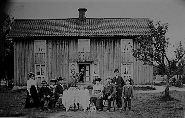 Nolängen, Bålerud.
Huset flyttat från byn vid laga skiftet.
Fr.v:
1. Hildur, född 1887, syster till nr 6.
2. Johannes Andersson.
3. Berta, syster till nr 8.
4. Karl Johan Johansson.
5. Karolina Johansson, hustru till nr 4.
6. Johan David Karlsson.
7. Georg, bror till nr 1 o 6.
8. Johan Fridolf Johansson.
9.

Reprofotograf: Gunnar Berggren.