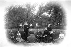 Familjen Lundberg.
1. Anton f. 1876
2. Hildur f. 1892
3. John f. 1887
4. Syster till nr 5. Hyrde en tid i Kroken.
5. Bernhard. Omgift 1890.
6. Gustava 
7. Konrad f. 1877
8. Maja f. 1885

Reprofotograf: Gunnar Berggren.